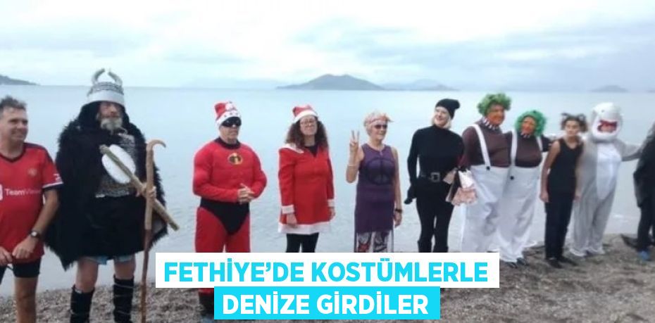 FETHİYE’DE KOSTÜMLERLE DENİZE GİRDİLER