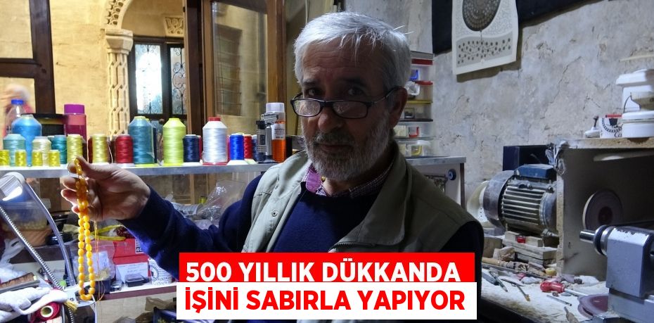 500 yıllık dükkanda işini sabırla yapıyor