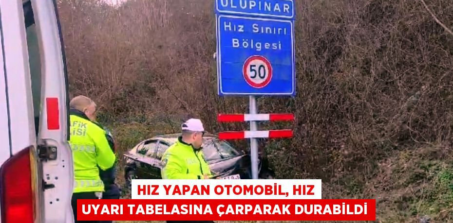 HIZ YAPAN OTOMOBİL, HIZ UYARI TABELASINA ÇARPARAK DURABİLDİ