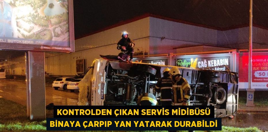 KONTROLDEN ÇIKAN SERVİS MİDİBÜSÜ BİNAYA ÇARPIP YAN YATARAK DURABİLDİ