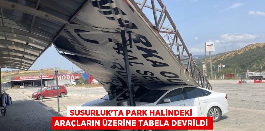 Susurluk’ta park halindeki araçların üzerine tabela devrildi