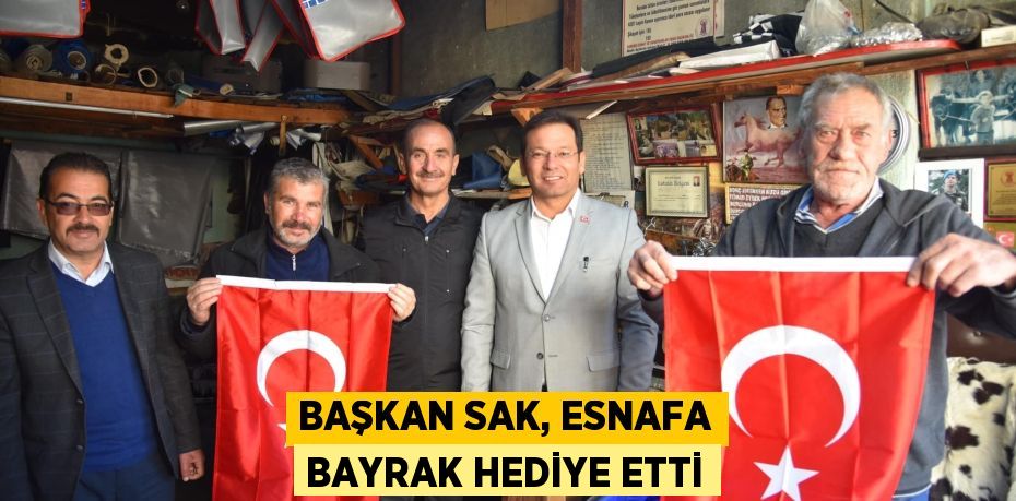 BAŞKAN SAK, ESNAFA BAYRAK HEDİYE ETTİ