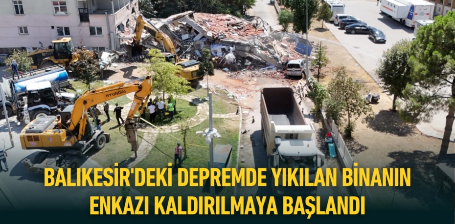 BALIKESİR'DEKİ DEPREMDE YIKILAN BİNANIN ENKAZI KALDIRILMAYA BAŞLANDI