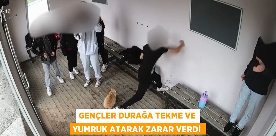 GENÇLER DURAĞA TEKME VE YUMRUK ATARAK ZARAR VERDİ