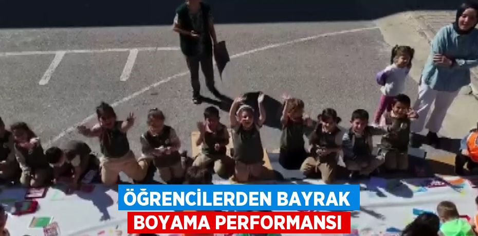 ÖĞRENCİLERDEN BAYRAK BOYAMA PERFORMANSI