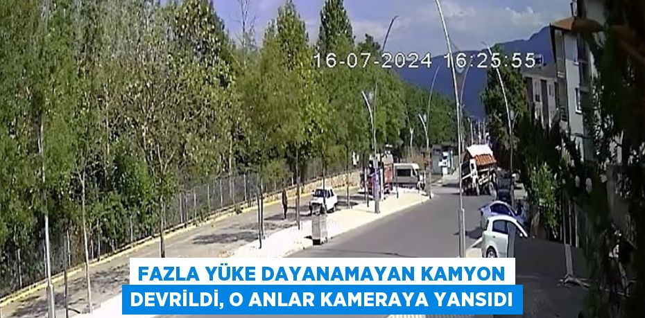 FAZLA YÜKE DAYANAMAYAN KAMYON DEVRİLDİ, O ANLAR KAMERAYA YANSIDI