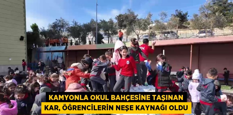 KAMYONLA OKUL BAHÇESİNE TAŞINAN KAR, ÖĞRENCİLERİN NEŞE KAYNAĞI OLDU