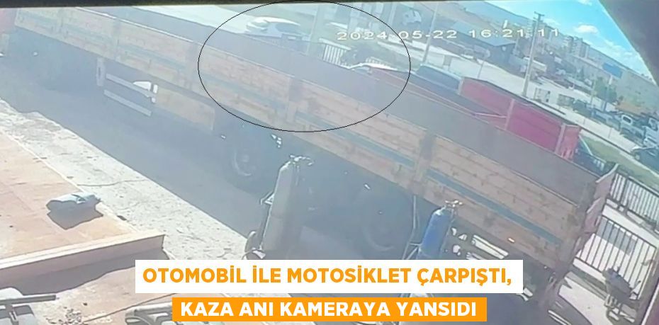 OTOMOBİL İLE MOTOSİKLET ÇARPIŞTI, KAZA ANI KAMERAYA YANSIDI