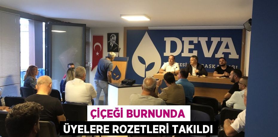 ÇİÇEĞİ BURNUNDA ÜYELERE ROZETLERİ TAKILDI