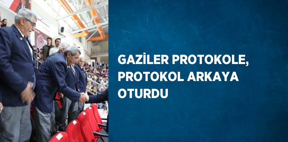 GAZİLER PROTOKOLE, PROTOKOL ARKAYA OTURDU