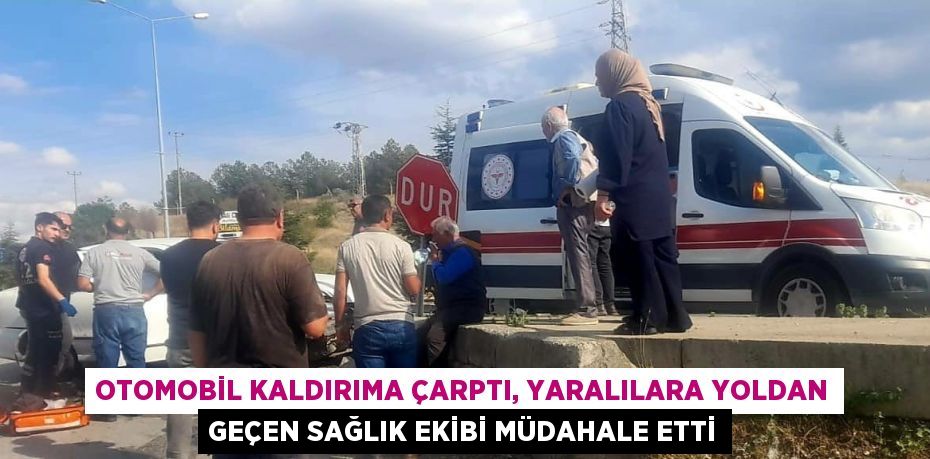 OTOMOBİL KALDIRIMA ÇARPTI, YARALILARA YOLDAN GEÇEN SAĞLIK EKİBİ MÜDAHALE ETTİ