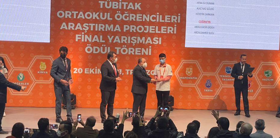 ÖDÜLÜNÜ BAKAN VARANK’TAN ALDI