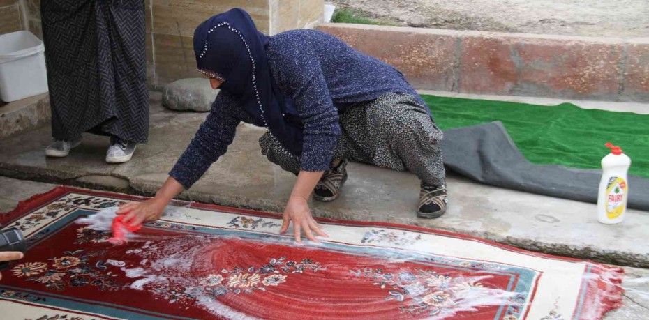 110 YILLIK ÇEŞMEDE BAYRAM ÖNCESİ HALILAR YIKANMAYA BAŞLANDI