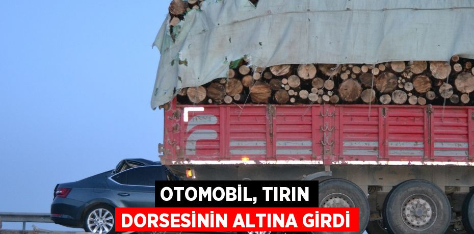 Otomobil, tırın dorsesinin altına girdi