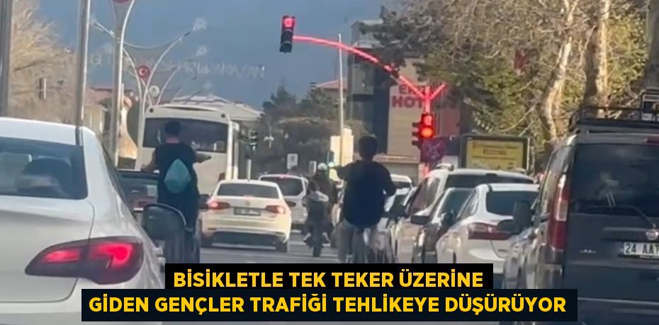 BİSİKLETLE TEK TEKER ÜZERİNE GİDEN GENÇLER TRAFİĞİ TEHLİKEYE DÜŞÜRÜYOR