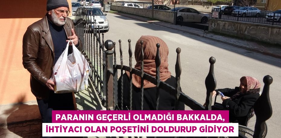 Paranın geçerli olmadığı bakkalda, ihtiyacı olan poşetini doldurup gidiyor