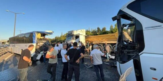 TEM Otoyolu’nda feci kaza: 1 ölü, 16 yaralı