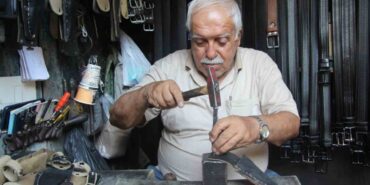 2 metrekarelik dükkanında 60 yıldır baba mesleğini yaşatıyor