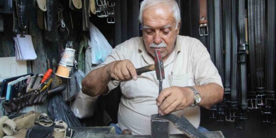 2 metrekarelik dükkanında 60 yıldır baba mesleğini yaşatıyor