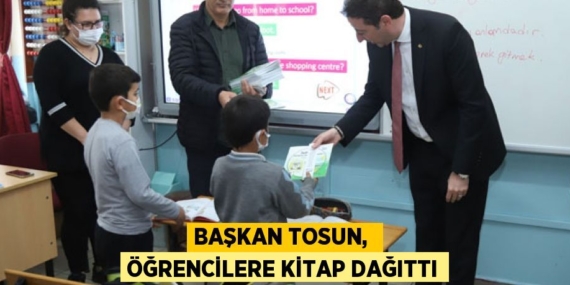 BAŞKAN TOSUN,  ÖĞRENCİLERE KİTAP DAĞITTI