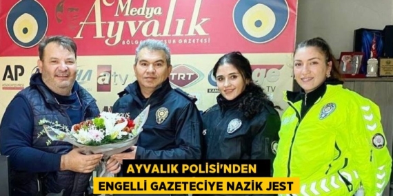 AYVALIK POLİSİ’NDEN   ENGELLİ GAZETECİYE NAZİK JEST
