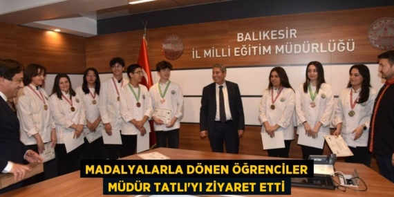 MADALYALARLA DÖNEN ÖĞRENCİLER MÜDÜR TATLI’YI ZİYARET ETTİ