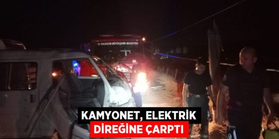 Kamyonet, elektrik direğine çarptı