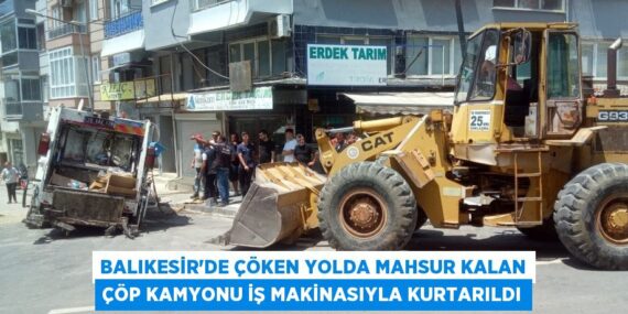 BALIKESİR’DE ÇÖKEN YOLDA MAHSUR KALAN ÇÖP KAMYONU İŞ MAKİNASIYLA KURTARILDI
