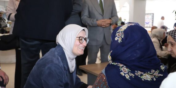AK Partili Uygur, yaşlılarla buluştu