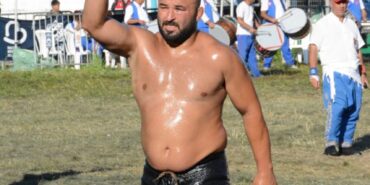 65. Kurtdereli Mehmet Pehlivan Yağlı Güreşlerinde başpehlivan Orhan Okulu oldu