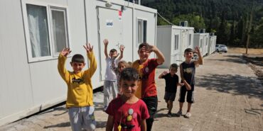 Balıkesir Sındırgı'daki deprem sonrası kırsal mahallelerde yaşayanlar için konteyner kurulumları yapıldı