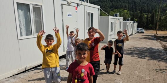 BALIKESİR SINDIRGI’DAKİ DEPREM SONRASI KIRSAL MAHALLELERDE  YAŞAYANLAR İÇİN KONTEYNER KURULUMLARI YAPILDI