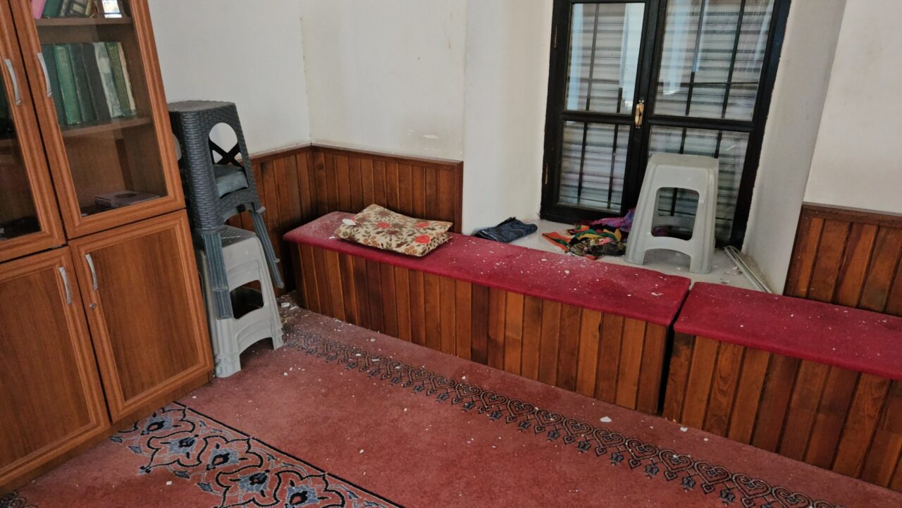 SINDIRGI'DAKİ DEPREMDE TARİHİ CAMİ HASAR GÖRDÜ