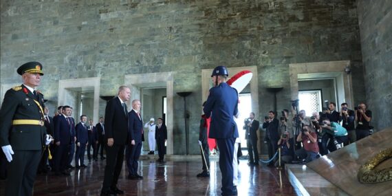 Cumhurbaşkanı Erdoğan başkanlığındaki devlet erkanı Anıtkabir’i ziyaret etti