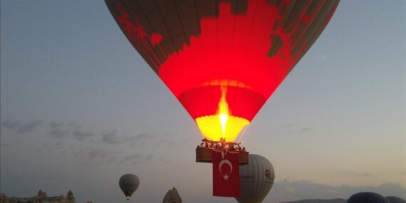 Kapadokya’da balonlar Türk bayraklarıyla uçtu
