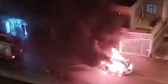 Adana’da otomobil alev alev yandı