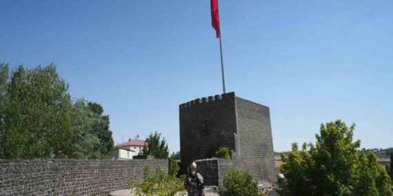 Alparslan kıyafeti ile Malazgirt’i gezen Hasan Keskin, “Malazgirtli çocuklar bana Alparslan dede diye sesleniyor”