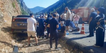 Antalya’da otomobil çekici ile çarpıştı: 5 yaralı