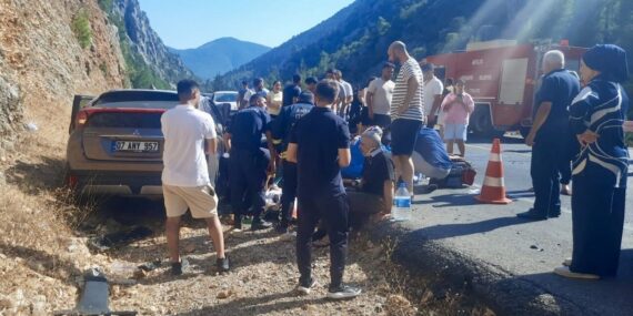 Antalya’da otomobil çekici ile çarpıştı: 5 yaralı