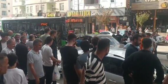 Aracı içinde bayılan sürücü hastaneye kaldırıldı