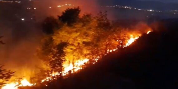 Ardahan’da anız ve fidanlık yangını geceyi aydınlattı