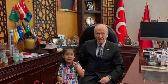 Bahçeli hayranı Minik Hilal, Devlet Dedesi’nin elini öptü