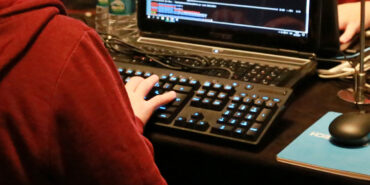 SİBER GÜVENLİK UZMANLARI BAYRAK KAPMAK İÇİN “HACKER” OLDU SİBER GÜVENLİK UZMANLARI, STM’NİN BU YIL ÜÇÜNCÜSÜNÜ DÜZENLEDİĞİ “BAYRAĞI YAKALA” YARIŞMASI İLE ROL DEĞİŞTİRİP HACKER OLDU STM GENEL MÜDÜRÜ DAVUT YILMAZ: “