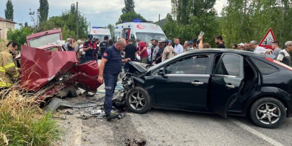 Balıkesir’de iki otomobil çarpıştı, 4 kişi yaralandı