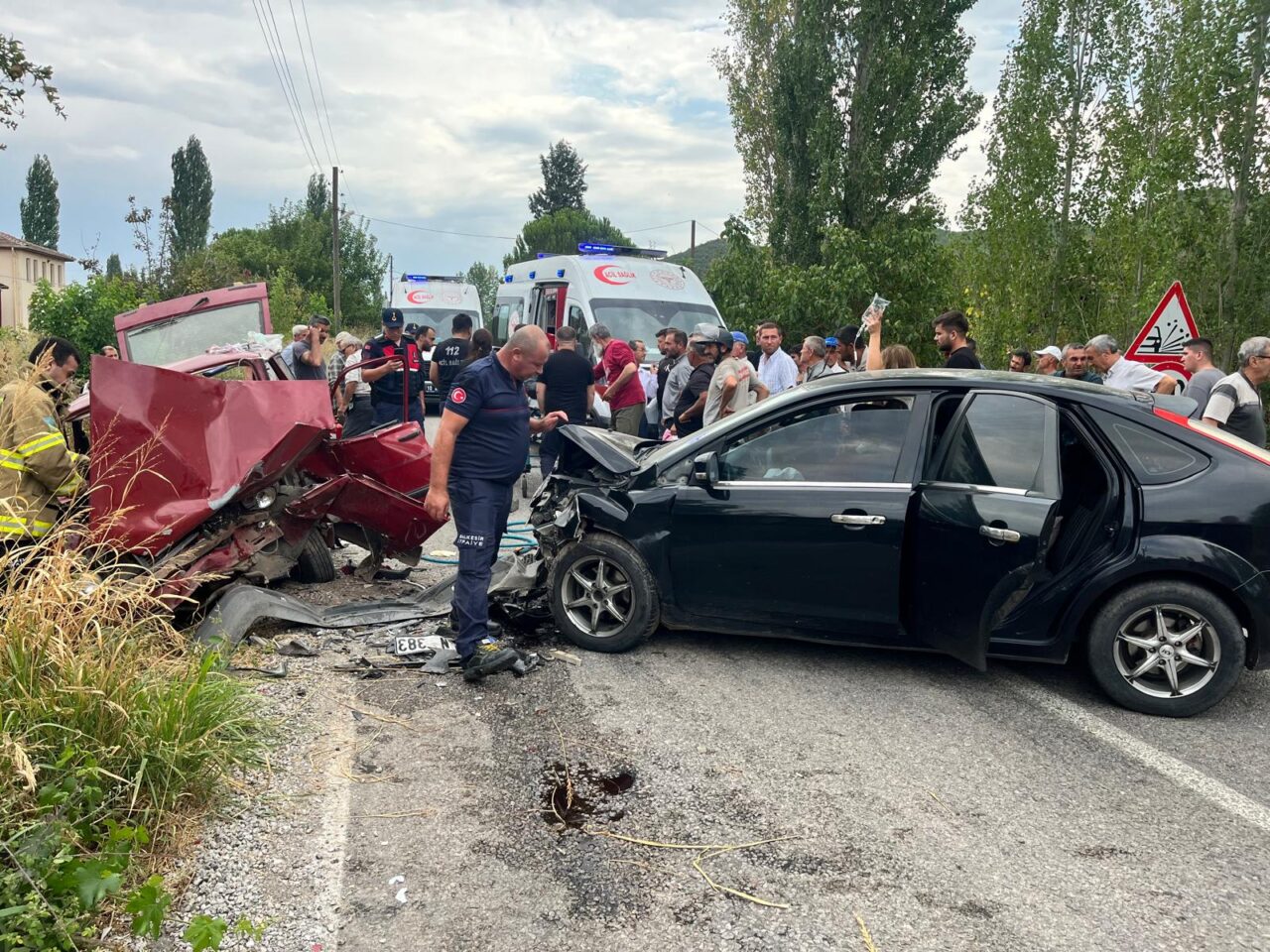 Balıkesir'de iki otomobil çarpıştı, 4 kişi yaralandı