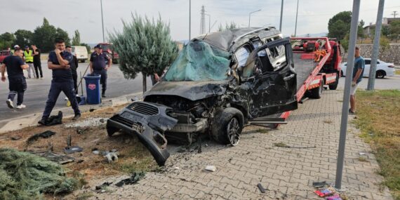 Balıkesir’de işçi servisi ile hafif ticari araç çarpıştı, 4 kişi yaralandı