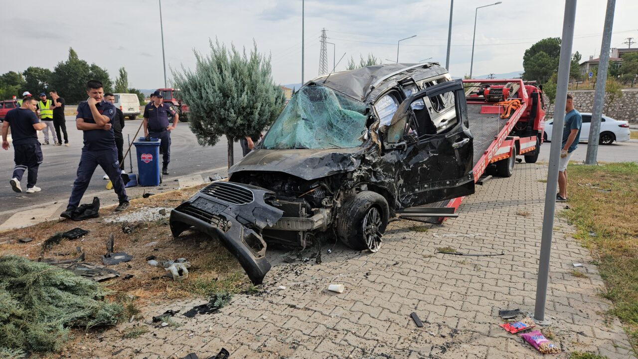 Balıkesir'de işçi servisi ile hafif ticari araç çarpıştı, 4 kişi yaralandı