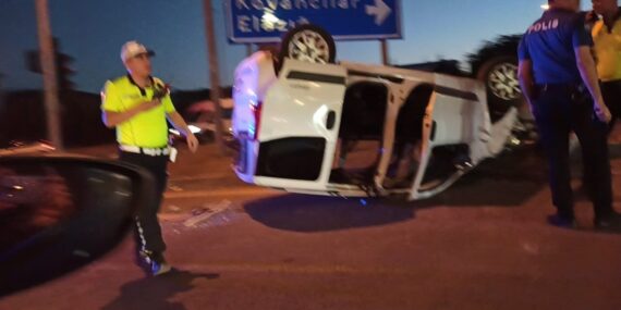 Bingöl’de hafif ticari araç ters döndü: 1 yaralı