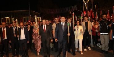 Büyük Zafer’in 103. yılı bayrak yürüyüşü ve fener alayı ile taçlandı