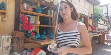 Çini atölyesinde sanatla şekillenen ürünler